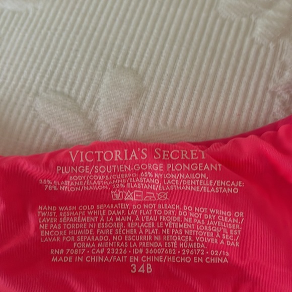 NWT Victoria’s Secret Plunge Bra - Picture 6 of 6